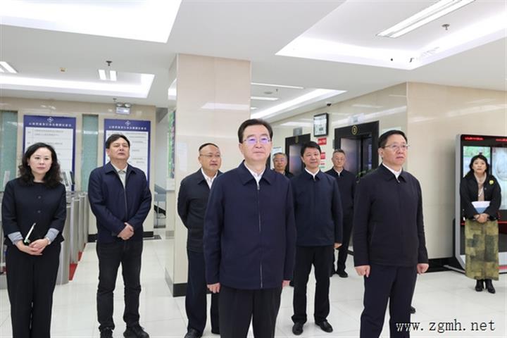 省委省政府在省商务厅调研并召开座谈会 深入学习贯彻习近平总书记考察云南重要讲话精神 研究部署推进高水