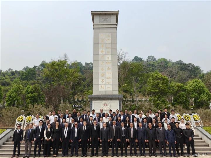 驻琅勃拉邦总领事张社平与老挝乌多姆赛省委常委、省建国阵线主席万纳率中老双方人员，赴乌省中国革命烈士陵