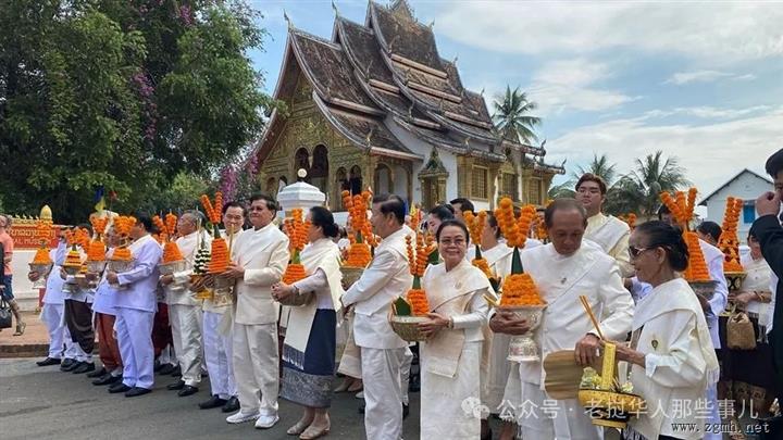 老挝琅勃拉邦举行一年一度的金佛巡游，国家主席通伦·西苏里和高层领导共同出席。