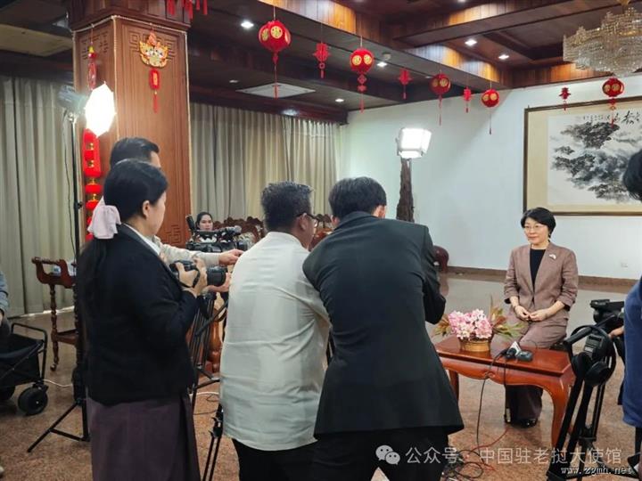 方虹大使接受中老媒体联合采访宣介中央周边工作会议精神严厉批驳美滥施关税