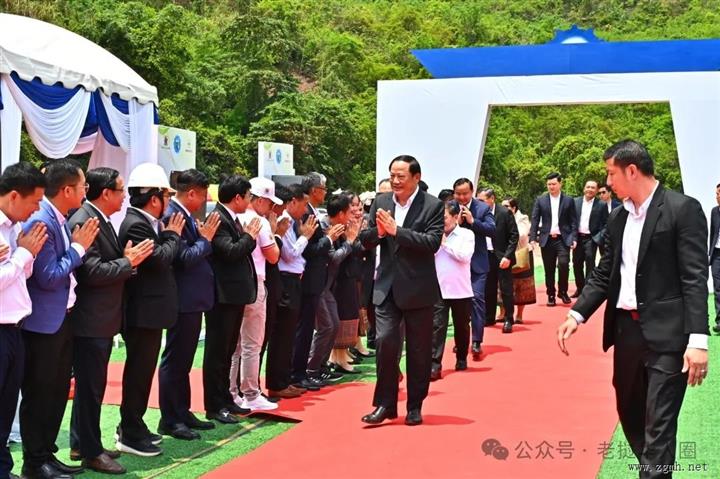 川圹省农卡县的南能1号水电站项目奠基仪式隆重举行。总理宋赛·西潘敦出席了仪式。、