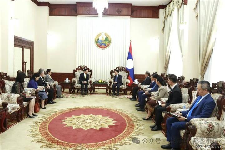 副总理沙伦赛·贡玛西先生欢迎泰国副总理兼能源部长披拉攀·沙里拉塔威帕先生及其代表团来老挝访问和工作。