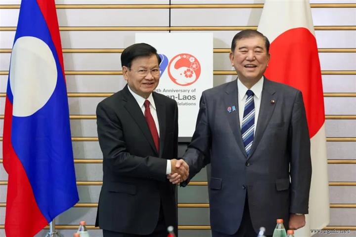老挝国家主席通伦会见日本首相石破茂