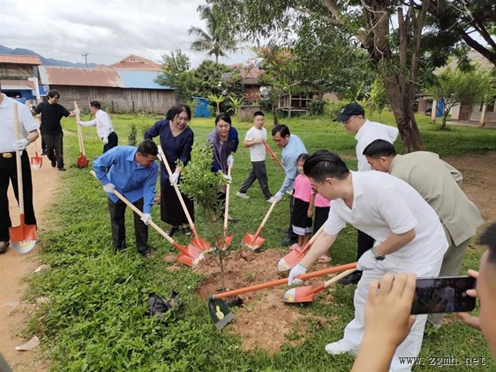 中国企业家与老挝孩子共庆六一  传递温暖与希望