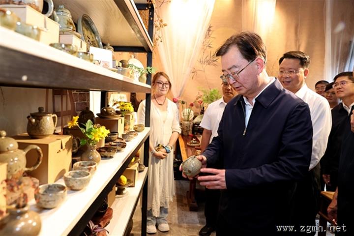 王宁在红河州调研：深化落实习近平总书记考察云南重要讲话精神 保护好古城古村守护好碧水蓝天 把特色资源