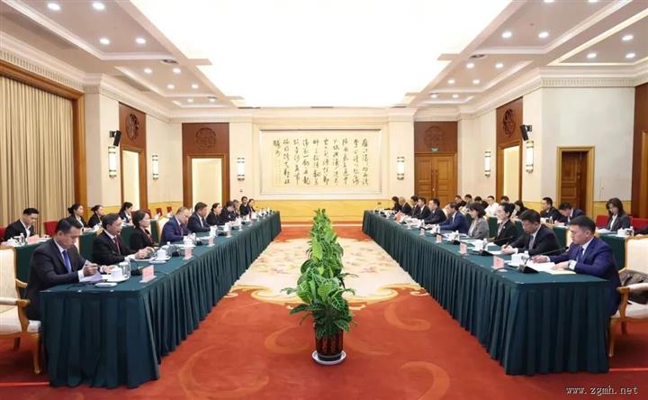刘洪建与老挝劳动和社会福利部部长贝坎·卡提亚一行座谈并共同见证双方签署谅解备忘录
