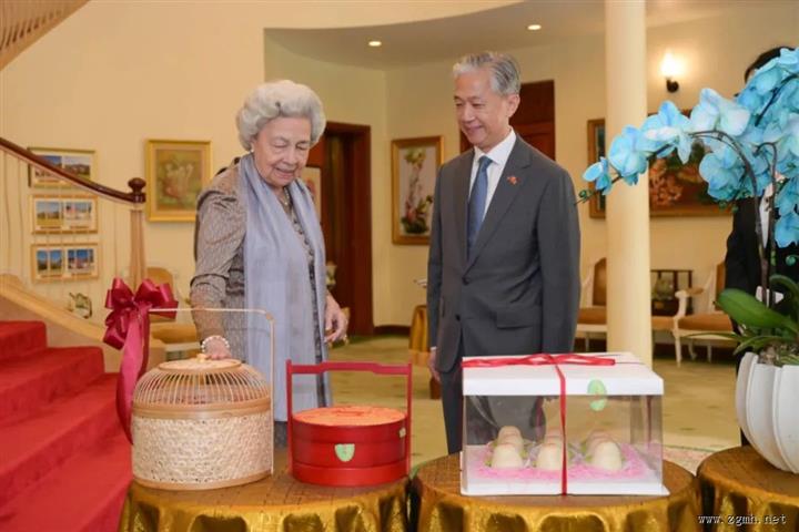 6月16日，驻柬埔寨大使汪文斌前往柬王宫祝贺莫尼列太后90寿辰。 汪首先转达习近平主席和彭丽媛教授对