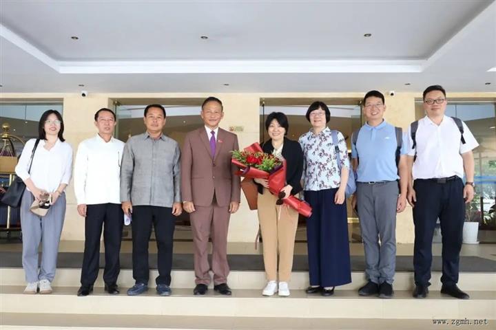 中国驻老挝大使方虹访问甘蒙省