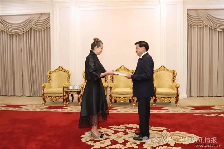 老挝国家主席接受土耳其、菲律宾、津巴布韦、希腊大使递交国书