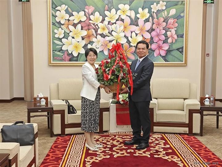 方虹大使拜会新任老挝党中办主任佩·蓬皮帕