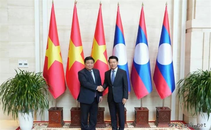 老越两国副总理共同出席了老越企业家座谈会，并见证了老越电力和煤炭贸易议定书修订版的签字仪式。