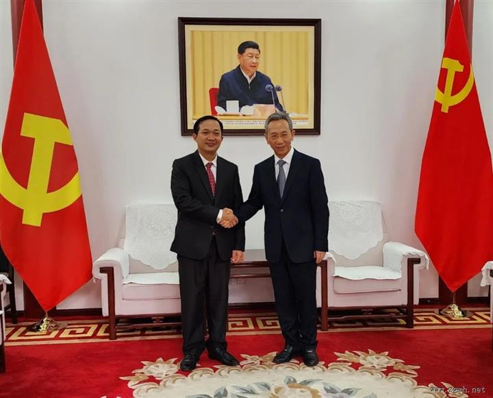 老挝《新曙光》杂志代表团访问中国《求是》杂志?