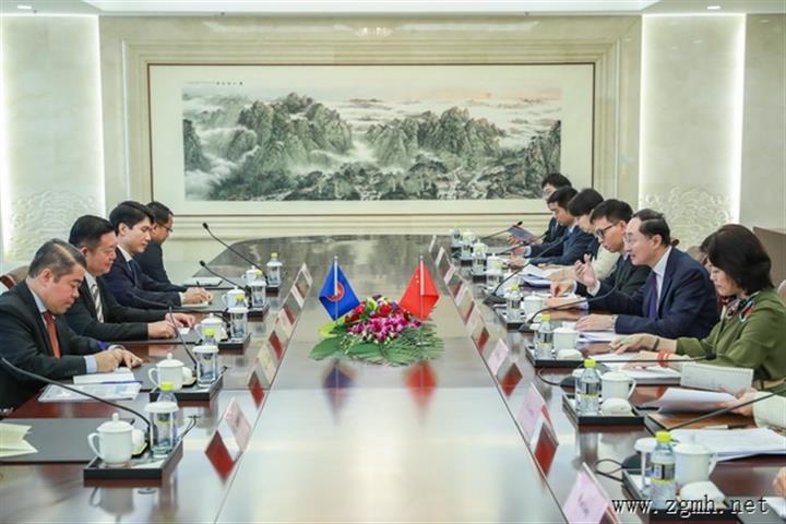 外交部副部长孙卫东同东盟秘书长高金洪就中国东盟合作交换意见