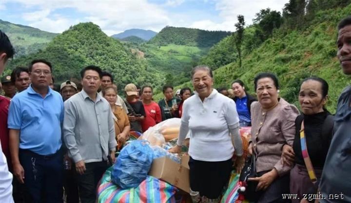 老挝国家副主席 巴妮 女士率工作组赴川圹省农黑县哈博村，为受洪灾影响的偏远地区群众提供紧急援助。