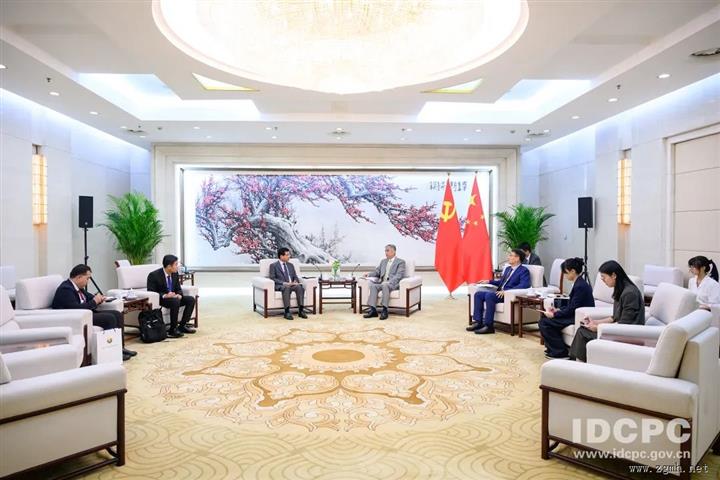 陈洲会见老挝驻华大使宋蓬