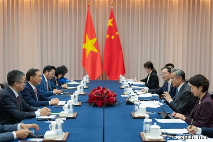 王毅会见越南副总理兼外长裴青山