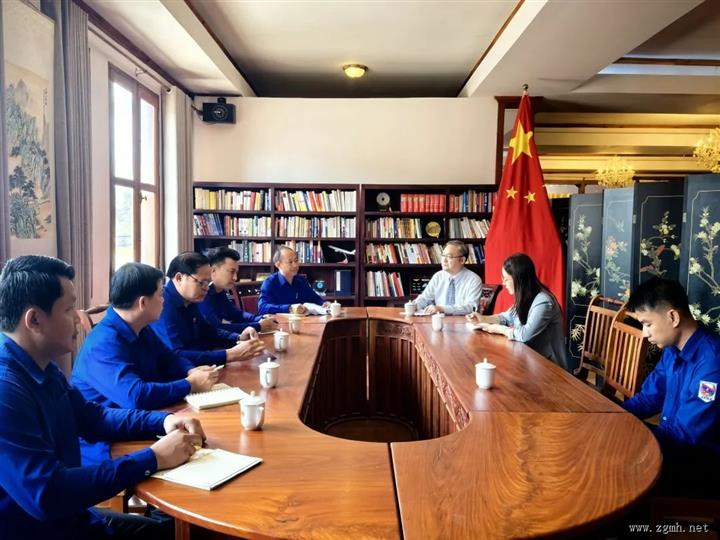 翩翩蓝衣来是谁？人民革命青年团
