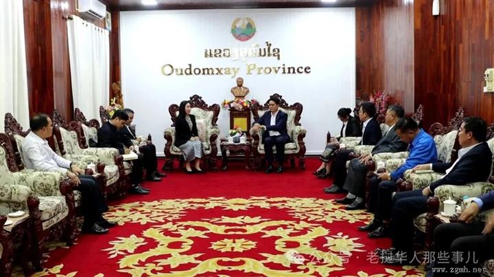 老挝中国合作委员会常务副主席兼办公室主任赛东·赛亚颂女士的率领下，委员会代表团在乌多姆赛省办公厅接待