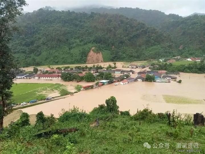 老挝华潘省万赛县班松村，由于连降暴雨，突发山洪冲击村庄。