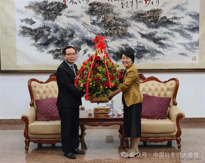 老挝外交部副部长迈通专程到使馆祝贺国庆