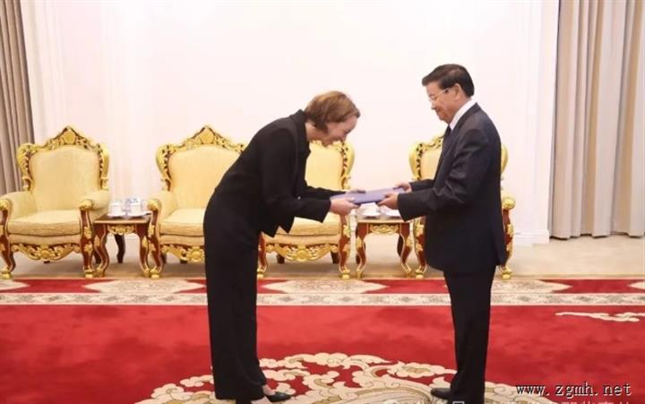 主席通伦·西苏里先生在主席府接受了6位外国大使递交的国书，他们被任命为老挝人民民主共和国特命全权大使