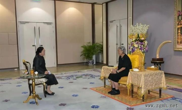 应通伦·西苏里阁下的委托，老挝国家副主席芭妮·雅陶都代表老挝政府和人民前往曼谷南都玛哈·哇集拉隆功宫