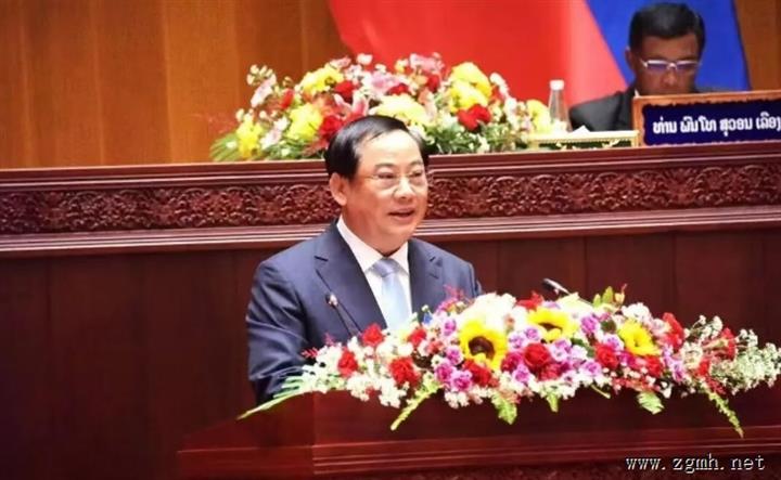 第九届国民议会第十次常会上，总理宋赛·西潘敦汇报了国家社会经济发展计划