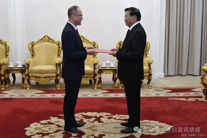 老挝人民民主共和国主席通伦·西苏里在主席府接受了来自两个国家的外国驻老挝大使递交的国书。这两位新任特