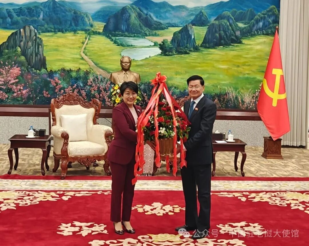 方虹大使当面祝贺通伦再次当选老挝党中央总书记       