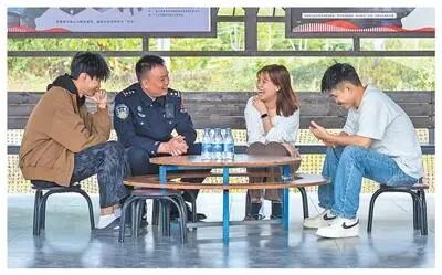 《人民日报》要闻版头条点赞西双版纳这个社区民警