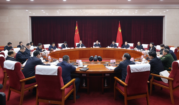 省委常委班子召开2025年度民主生活会 暨中央巡视整改专题民主生活会强调 在笃信务实担当自律上带好头