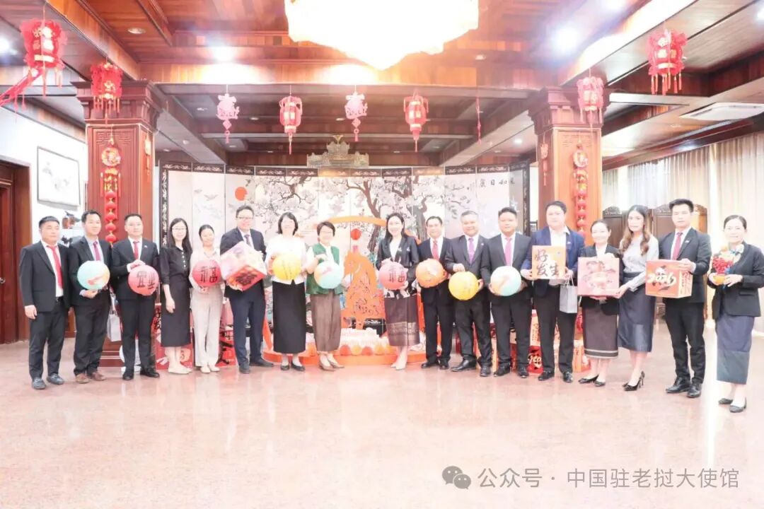 方虹大使会见来馆祝贺新春的老挝客人