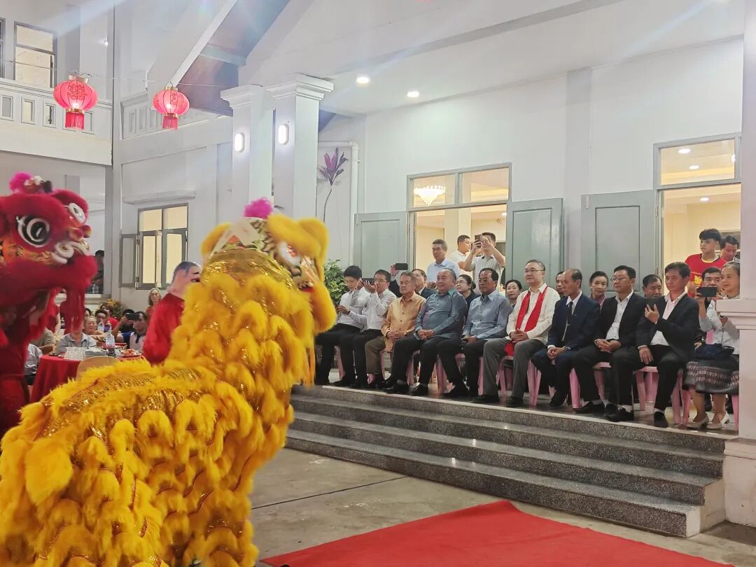 驻琅勃拉邦总领事张社平同领区侨界共庆马年新春