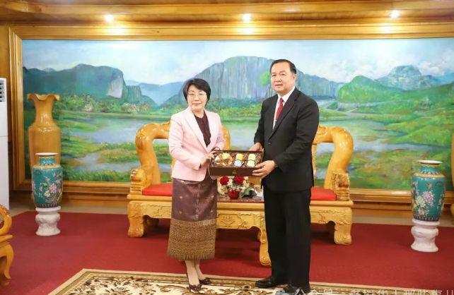 华潘省省委副书记省人民议会主席宽巴潘·伦西占通同志及代表团，接待了中国驻老挝大使方虹同志及代表团一行