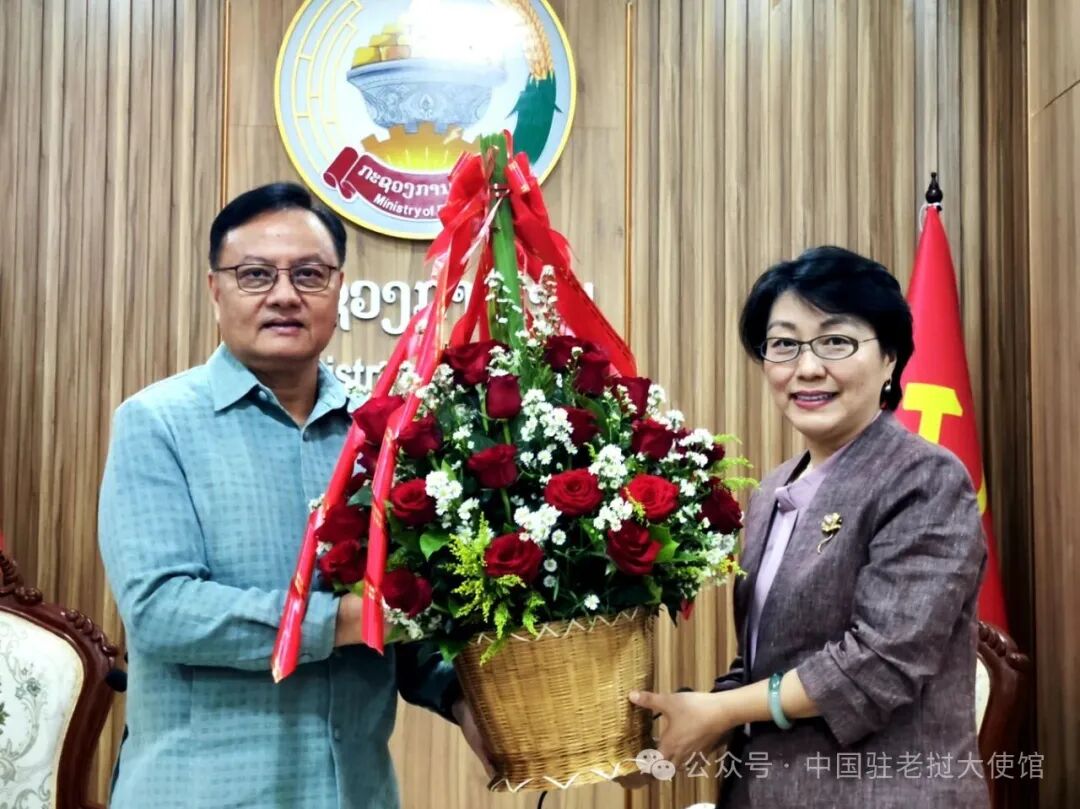 方虹大使拜会老挝副总理兼财政部长山迪帕