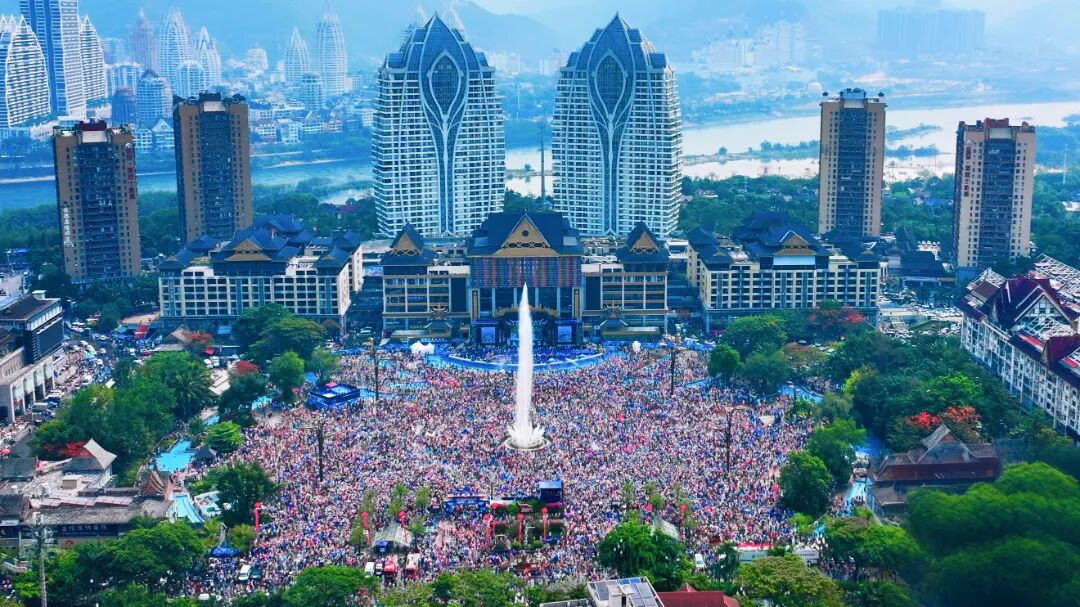 【同饮一江水 共泼吉祥水】西双版纳州举行庆祝傣历1388年新年节（2026年泼水节）泼水狂欢活动