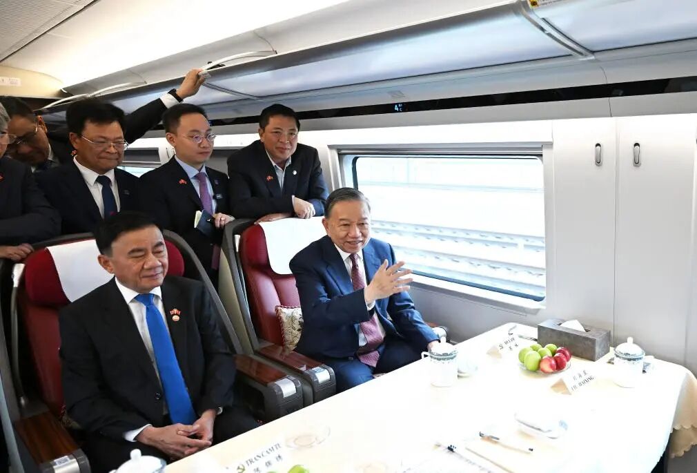 特写：苏林的十小时中国高铁深度体验