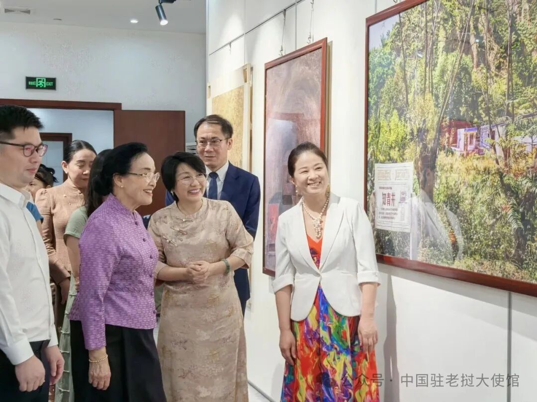 方虹大使陪同老挝党中央总书记、国家主席通伦夫人娜丽参观中国文化中心