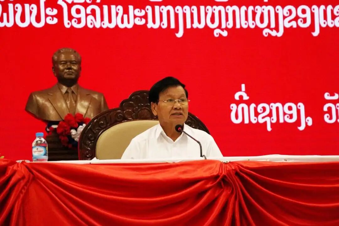老挝人革党中央总书记、国家主席通伦视察色贡省并作重要指示
