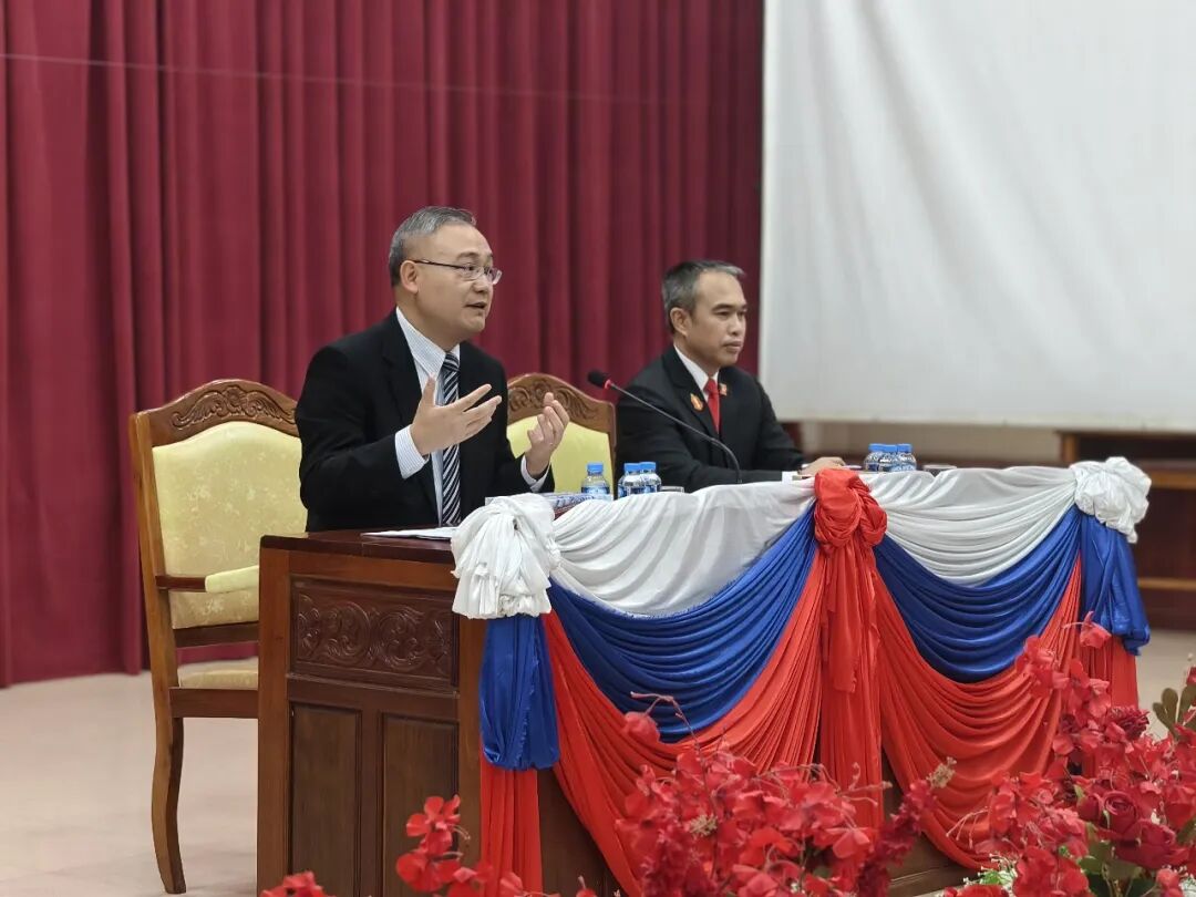 驻琅勃拉邦总领事张社平在琅省政治行政学校举行中老关系讲座