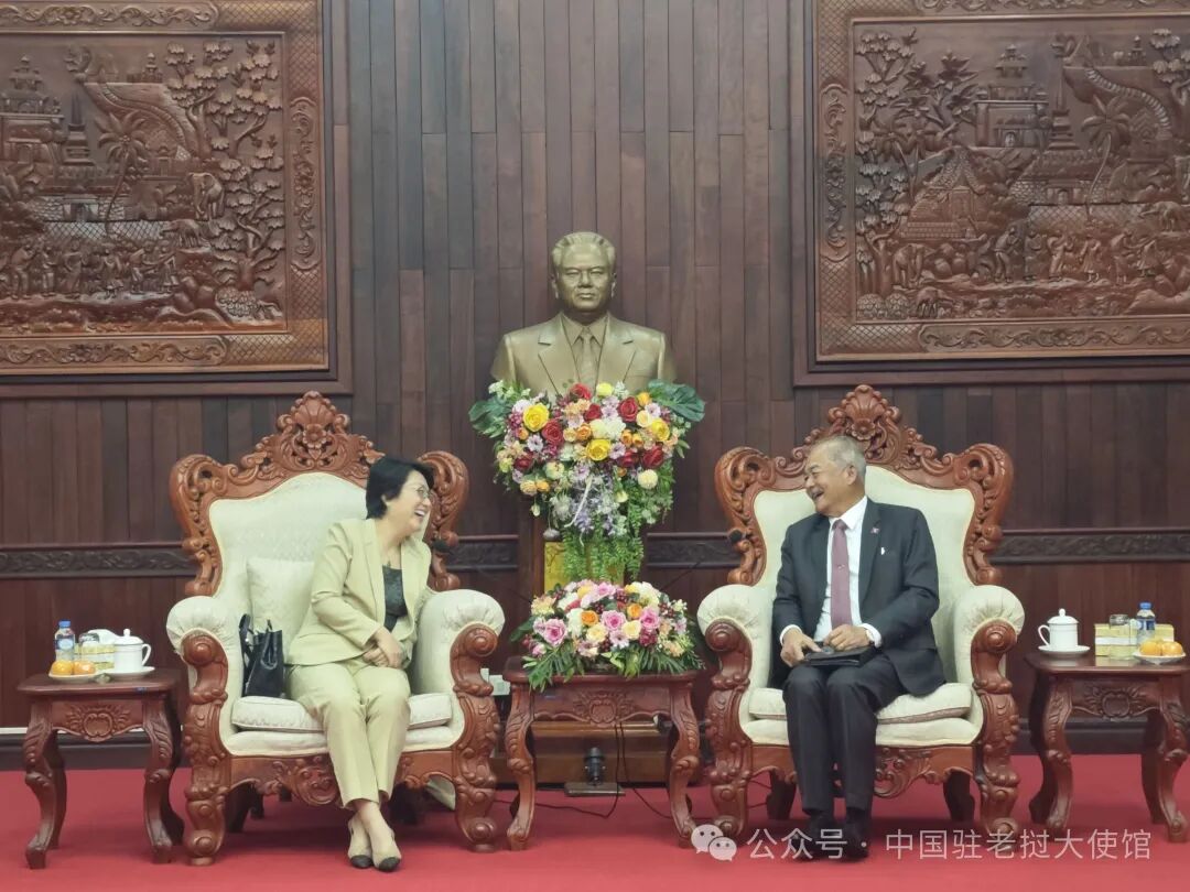 方虹大使拜会老挝建国阵线中央主席吉乔