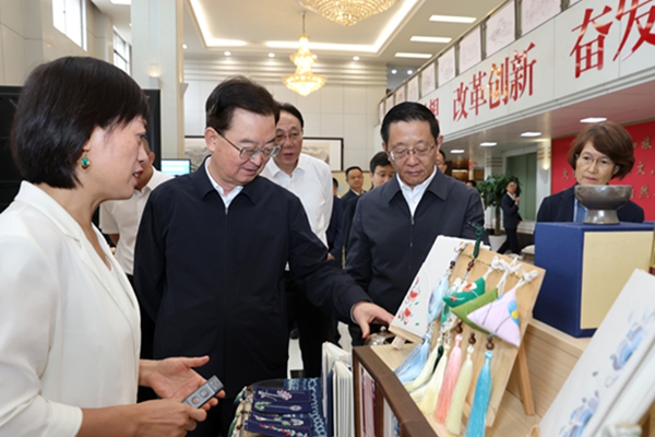 省委省政府在省文化和旅游厅调研并召开座谈会 创新突破 融合发展 富民惠民 规范管理 推动全省旅游业高