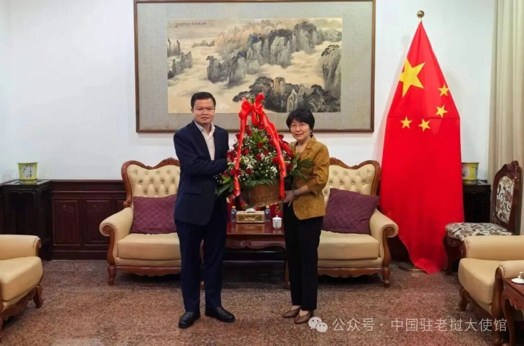 老挝外交部副部长迈通专程到使馆祝贺国庆