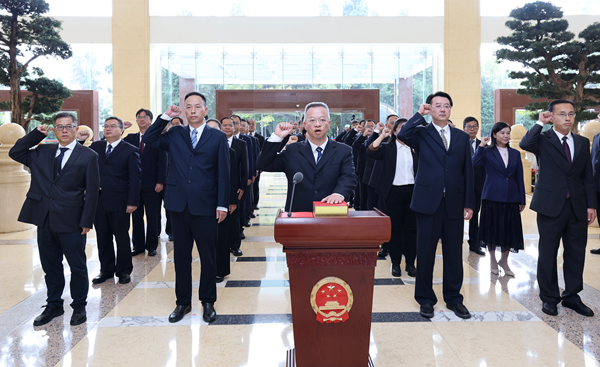 省政府举行宪法宣誓仪式 坚定以正确政绩观干事创业 王予波监誓并讲话