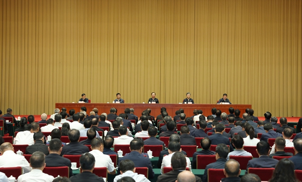 云南省召开全省领导干部会议 中共中央决定：莫高义同志任云南省委委员、常委、书记， 王宁同志不再担任云