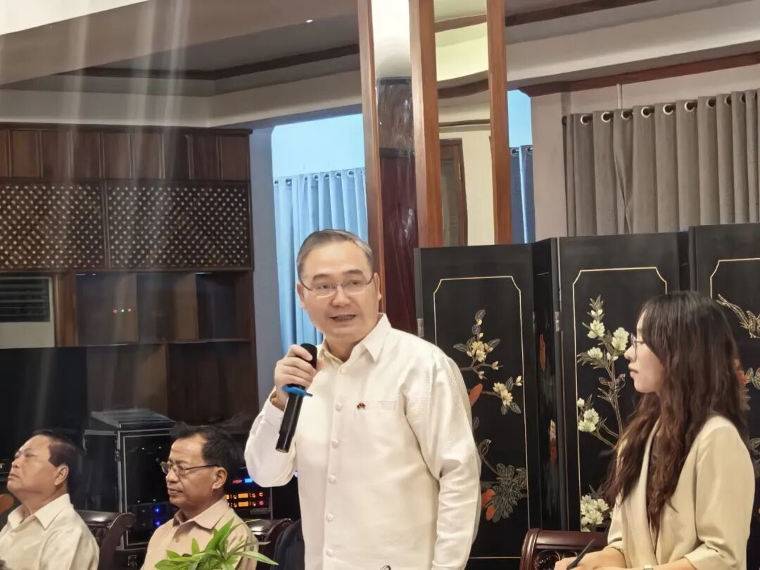 驻琅勃拉邦总领事张社平举行老挝北部敬老友好活动